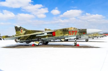 Doğu Alman Hava Kuvvetleri Mikoyan-Gurevich MiG-23 Berlin 'deki Askeri Tarih Müzesi' nde (Bundeswehr Askeri Tarih Müzesi) sergilenmektedir. Berlin, Almanya 