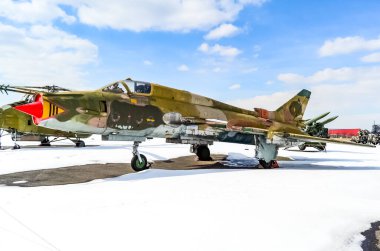 Doğu Alman Hava Kuvvetleri Sukhoi Su-22 Berlin 'deki Askeri Tarih Müzesi' nde (Bundeswehr Askeri Tarih Müzesi) sergilenmektedir. Berlin, Almanya 