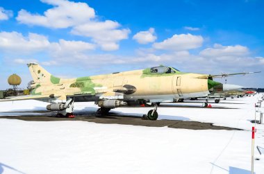 Doğu Almanya Hava Kuvvetleri Sukhoi Su-20 Berlin 'deki Askeri Tarih Müzesi' nde (Bundeswehr Askeri Tarih Müzesi) sergilenmektedir. Berlin, Almanya 
