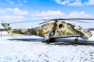 Doğu Alman Hava Kuvvetleri Mil Mi-24 Berlin 'deki Askeri Tarih Müzesi' nde (Bundeswehr Askeri Tarih Müzesi) sergilenmektedir. Berlin, Almanya.
