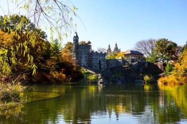 Central Park, New York 'ta sonbahar mevsiminin doruk noktasında. Sarı, kırmızı yapraklar ve ağaçlar sonbahar yapraklarının zirvesinde renk değiştiriyor..