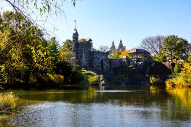 Central Park, New York 'ta sonbahar mevsiminin doruk noktasında. Sarı, kırmızı yapraklar ve ağaçlar sonbahar yapraklarının zirvesinde renk değiştiriyor..