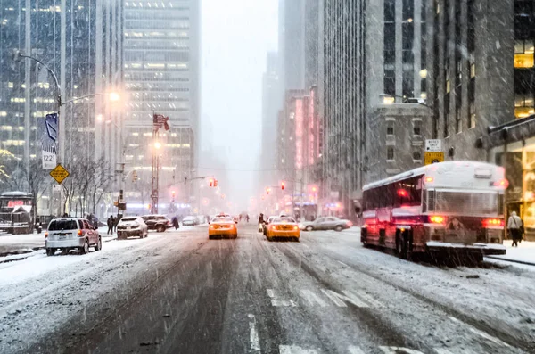 Wintersneeuwstorm Sneeuwstorm New York City Met Zware Sneeuwval Auto Bedekt — Stockfoto