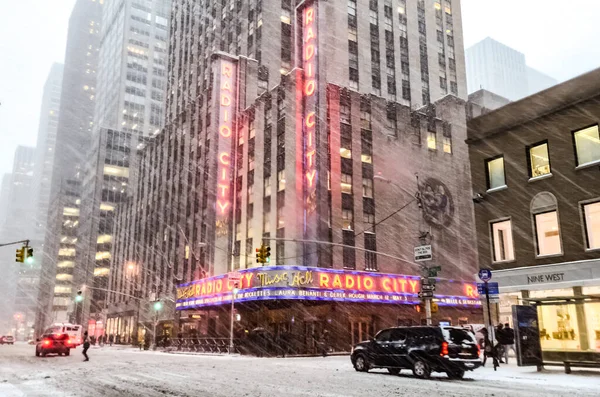 Wintersneeuwstorm Sneeuwstorm New York City Met Zware Sneeuwval Auto Bedekt — Stockfoto