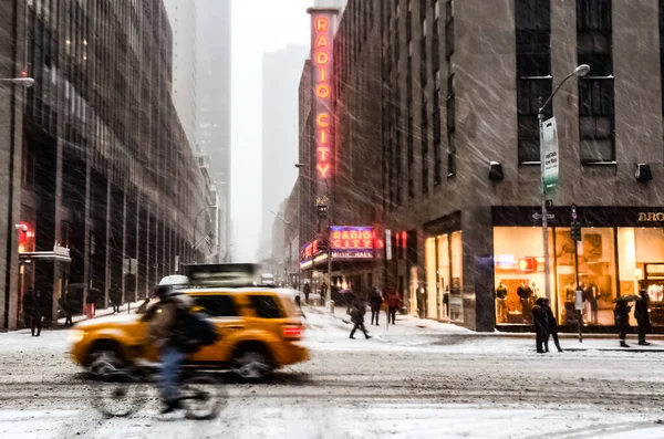 Wintersneeuwstorm Sneeuwstorm New York City Met Zware Sneeuwval Auto Bedekt — Stockfoto