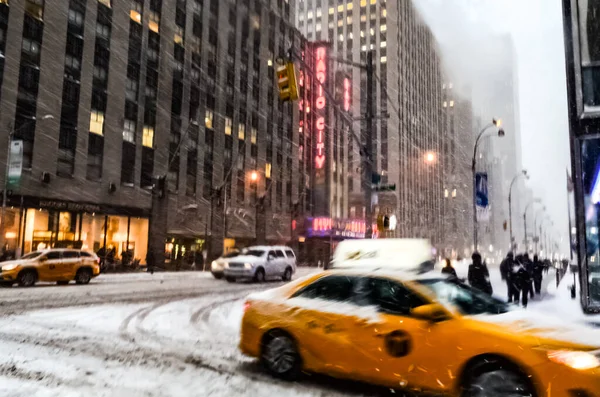 Wintersneeuwstorm Sneeuwstorm New York City Met Zware Sneeuwval Auto Bedekt — Stockfoto