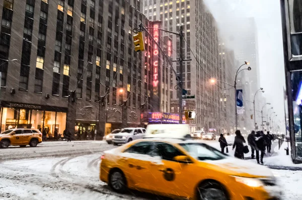 Wintersneeuwstorm Sneeuwstorm New York City Met Zware Sneeuwval Auto Bedekt — Stockfoto