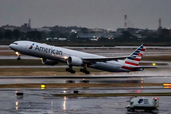 American Airlines Boeing 777 200Er Taking John Kennedy International Airport — Stock Photo, Image