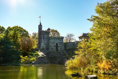 Central Park, New York 'ta sonbahar mevsiminin doruk noktasında. Sarı, kırmızı yapraklar ve ağaçlar sonbahar yapraklarının zirvesinde renk değiştiriyor..