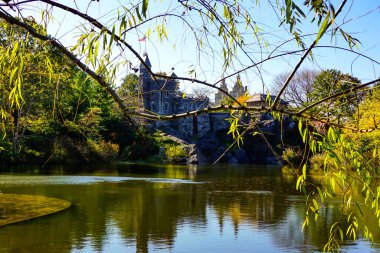 Central Park, New York 'ta sonbahar mevsiminin doruk noktasında. Sarı, kırmızı yapraklar ve ağaçlar sonbahar yapraklarının zirvesinde renk değiştiriyor..