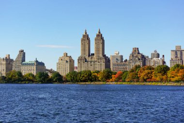 Central Park, New York 'ta sonbahar mevsiminin doruk noktasında. Sarı, kırmızı yapraklar ve ağaçlar sonbahar yapraklarının zirvesinde renk değiştiriyor..