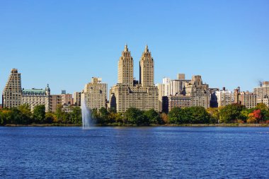 Central Park, New York 'ta sonbahar mevsiminin doruk noktasında. Sarı, kırmızı yapraklar ve ağaçlar sonbahar yapraklarının zirvesinde renk değiştiriyor..