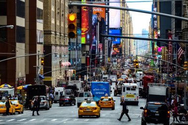 Times Meydanı 'nda sarı New York taksileri renkli reklam panolarından geçiyor. Manhattan, New York.