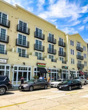 Monterey şehir manzarası. Monterey Kaliforniya 'nın engebeli merkezi kıyısında bir şehirdir..