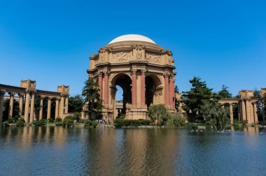 San Francisco, Kaliforniya 'daki Marina Bölgesi Güzel Sanatlar Sarayı, 1915 Panama-Pasifik Sergisi' nde sergilenmek üzere inşa edilen anıtsal bir yapıdır..