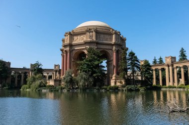 San Francisco, Kaliforniya 'daki Marina Bölgesi Güzel Sanatlar Sarayı, 1915 Panama-Pasifik Sergisi' nde sergilenmek üzere inşa edilen anıtsal bir yapıdır..