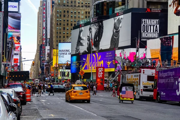 Times Square Con Taxis Amarillos Ciudad Nueva York Conduciendo Través —  Fotos de Stock