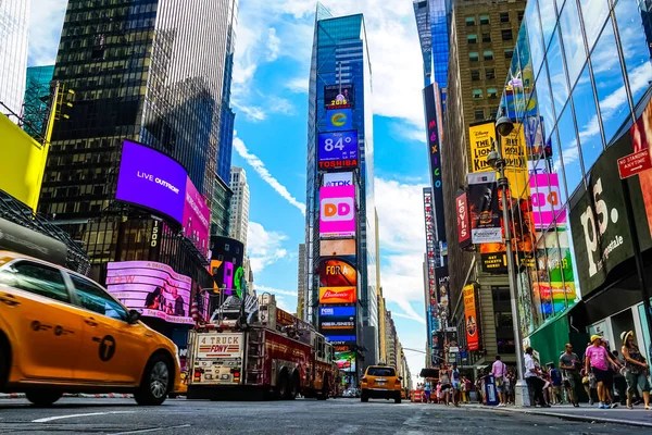 Times Square Con Taxis Amarillos Ciudad Nueva York Conduciendo Través —  Fotos de Stock