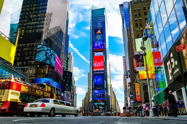 Times Square Egy Gyönyörű Nyári Napon Sárga New York City — Stock Fotó