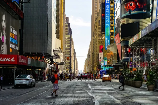 Times Square Com Amarelo Nova York Táxi Táxis Dirigindo Através — Fotografia de Stock