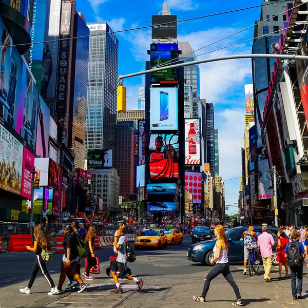 Times Square Hermoso Día Verano Con Taxis Amarillos Ciudad Nueva —  Fotos de Stock