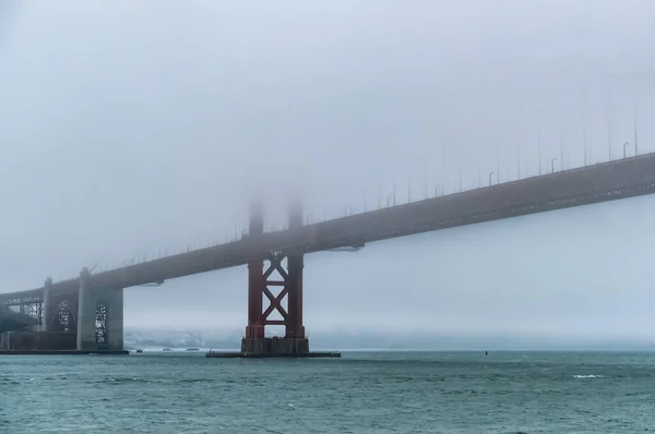 金门大桥被浓雾覆盖着 加利福尼亚旧金山 — 图库照片