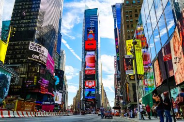 Times Meydanı 'nda sarı New York taksileri renkli reklam panolarından geçiyor. Manhattan, New York.