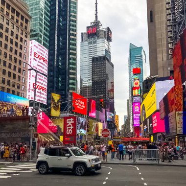 Times Meydanı 'nda sarı New York taksileri renkli reklam panolarından geçiyor. Manhattan, New York.