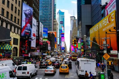 Times Meydanı 'nda sarı New York taksileri renkli reklam panolarından geçiyor. Manhattan, New York.