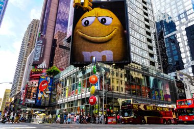 Güzel bir yaz gününde Times Meydanı 'ndaki M & M' s World mağazasında. Manhattan, New York. ABD