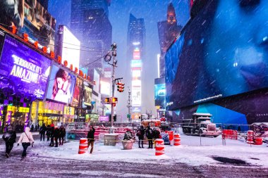 New York 'ta kar fırtınası sırasında New York City' nin sarı taksisiyle Times Meydanı 'nda şiddetli kar yağışı, karla kaplı arabalar. Manhattan, New York.