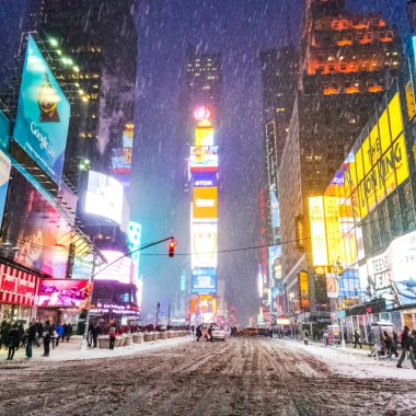 New York 'ta kar fırtınası sırasında New York City' nin sarı taksisiyle Times Meydanı 'na şiddetli kar yağışı, Manhattan' da kar fırtınası sırasında arabaların üzeri karla kaplı..