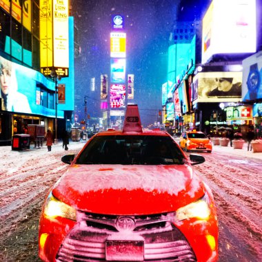 New York 'ta kar fırtınası sırasında New York City' nin sarı taksisiyle Times Meydanı 'na şiddetli kar yağışı, Manhattan' da kar fırtınası sırasında arabaların üzeri karla kaplı..