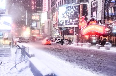 New York 'ta kar fırtınası sırasında New York City' nin sarı taksisiyle Times Meydanı 'na şiddetli kar yağışı, Manhattan' da kar fırtınası sırasında arabaların üzeri karla kaplı..