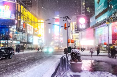 New York 'ta kar fırtınası sırasında New York City' nin sarı taksisiyle Times Meydanı 'nda şiddetli kar yağışı, karla kaplı arabalar. Manhattan, New York.