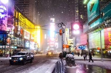 New York 'ta kar fırtınası sırasında New York City' nin sarı taksisiyle Times Meydanı 'na şiddetli kar yağışı, Manhattan' da kar fırtınası sırasında arabaların üzeri karla kaplı..
