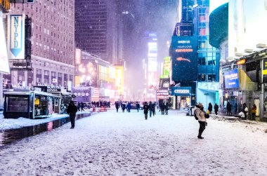 New York 'ta kar fırtınası sırasında New York City' nin sarı taksisiyle Times Meydanı 'na şiddetli kar yağışı, Manhattan' da kar fırtınası sırasında arabaların üzeri karla kaplı..