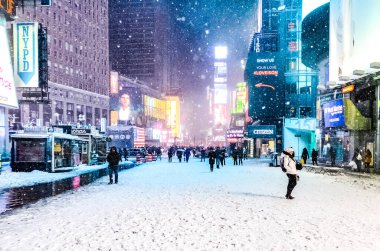 New York 'ta kar fırtınası sırasında New York City' nin sarı taksisiyle Times Meydanı 'na şiddetli kar yağışı, Manhattan' da kar fırtınası sırasında arabaların üzeri karla kaplı..