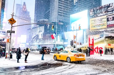 New York 'ta kar fırtınası sırasında New York City' nin sarı taksisiyle Times Meydanı 'nda şiddetli kar yağışı, karla kaplı arabalar. Manhattan, New York.