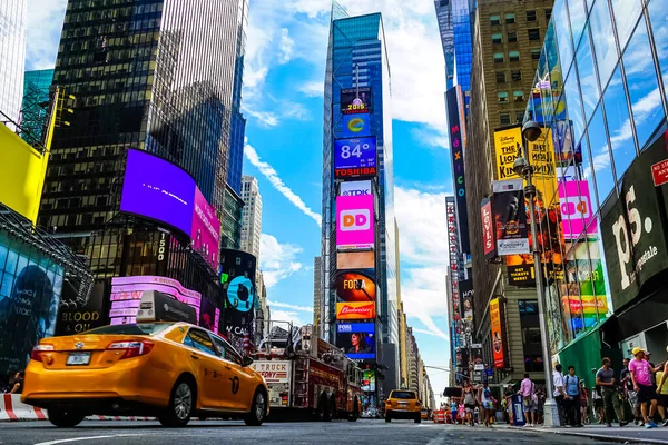カラフルな看板を通って運転黄色のニューヨーク市タクシーのタクシーでタイムズ スクエア ニューヨーク アメリカ — ストック写真