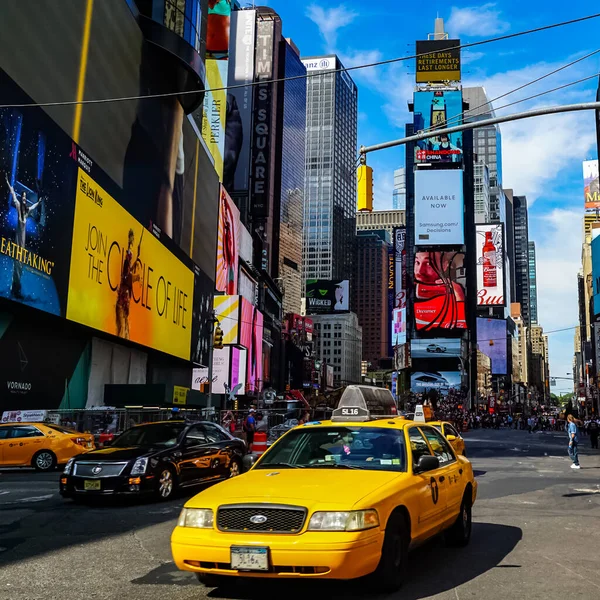 カラフルな看板を通って運転黄色のニューヨーク市タクシーのタクシーで美しい夏の日にタイムズスクエア ニューヨーク州マンハッタン — ストック写真