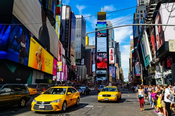 カラフルな看板を通って運転黄色のニューヨーク市タクシーのタクシーでタイムズ スクエア ニューヨーク州マンハッタン — ストック写真