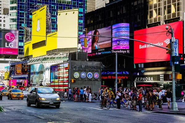 Times Square Con Taxis Amarillos Ciudad Nueva York Conduciendo Través —  Fotos de Stock
