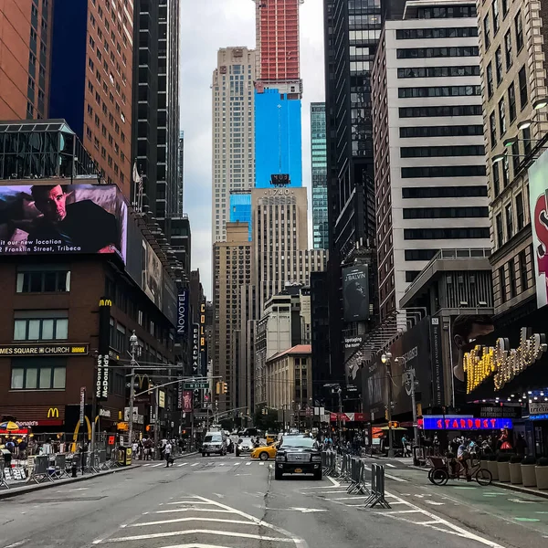 在一个美丽的夏日 时代广场上 黄色的纽约市出租车开过五颜六色的广告牌 纽约曼哈顿 — 图库照片