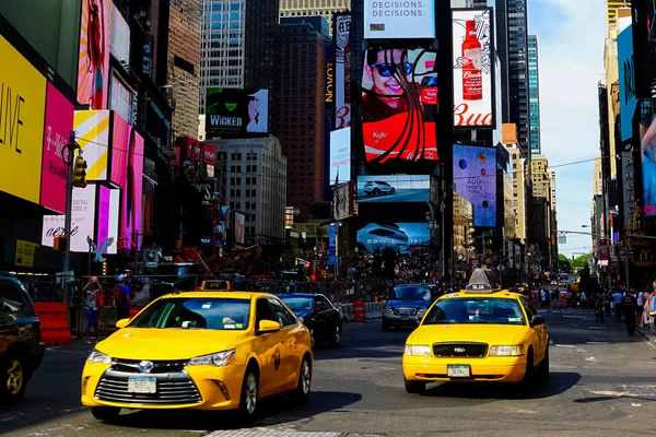カラフルな看板を通って運転黄色のニューヨーク市タクシーのタクシーでタイムズ スクエア ニューヨーク州マンハッタン — ストック写真