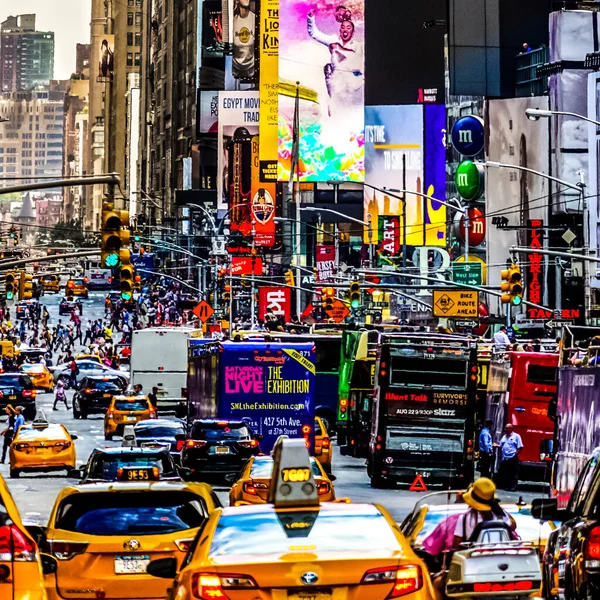 Times Square Con Taxi Gialli New York City Che Attraversano — Foto Stock