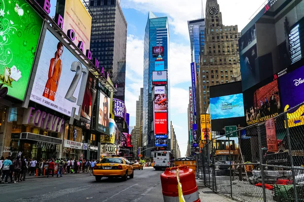 Times Meydanı Nda Sarı New York Taksileri Renkli Reklam Panolarından — Stok fotoğraf