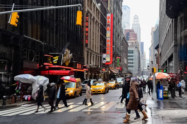 Times Square Con Taxis Amarillos Ciudad Nueva York Conduciendo Través — Foto de Stock