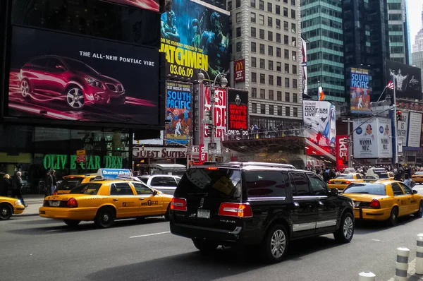 Times Square Żółtym New York City Taksówki Przejeżdżające Przez Kolorowe — Zdjęcie stockowe