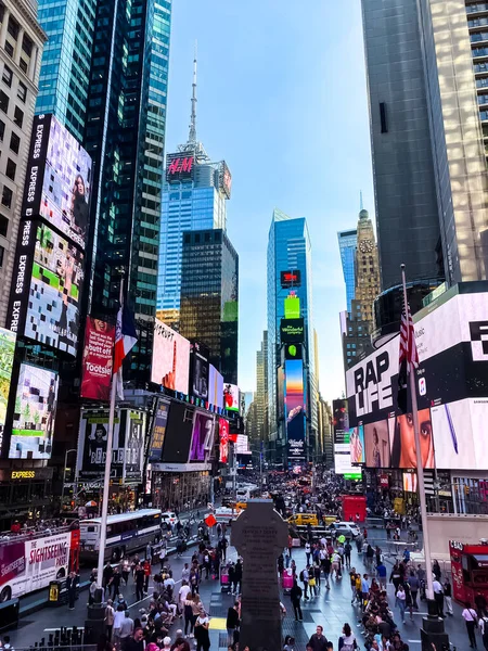 时代广场上 黄色的纽约市出租车驶过五颜六色的广告牌 纽约曼哈顿 — 图库照片